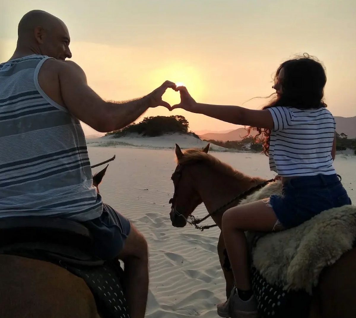 Passeio a cavalo: um jeito diferente de explorar a Praia do Rosa –  Hospedaria das Brisas
